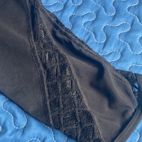 Lorna Jane small black fitness Capri leggings with mesh lace on bottom - Picture 3 of 10